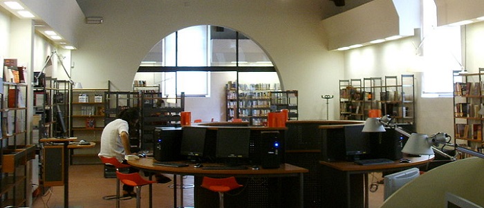 File:700px-Biblioteca delle oblate 02.jpg