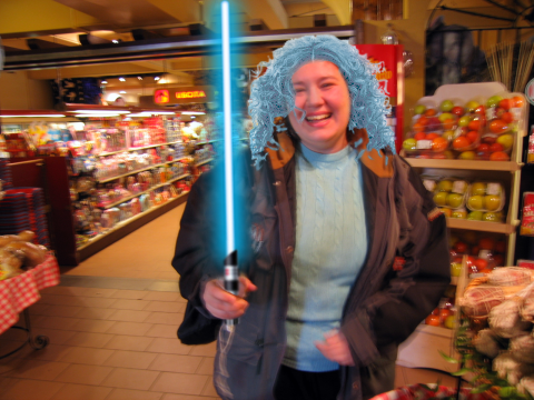 File:Frieda con la spada laser.png