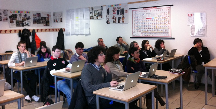 File:AdottaUnaParolaAScuola 2012 corsi.jpg