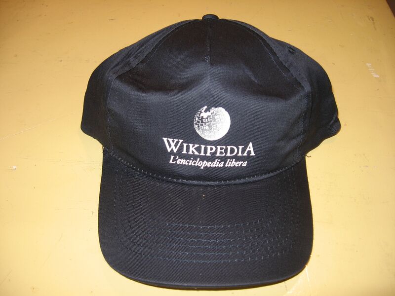 File:Cappellino blu WMI.jpg