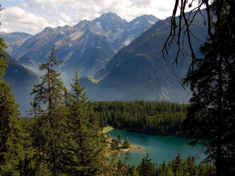 File:Arnisee Lake retouched.JPG