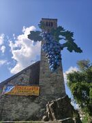 ❌ Non accettare foto con oggetti che coprono, anche parzialmente, il monumento